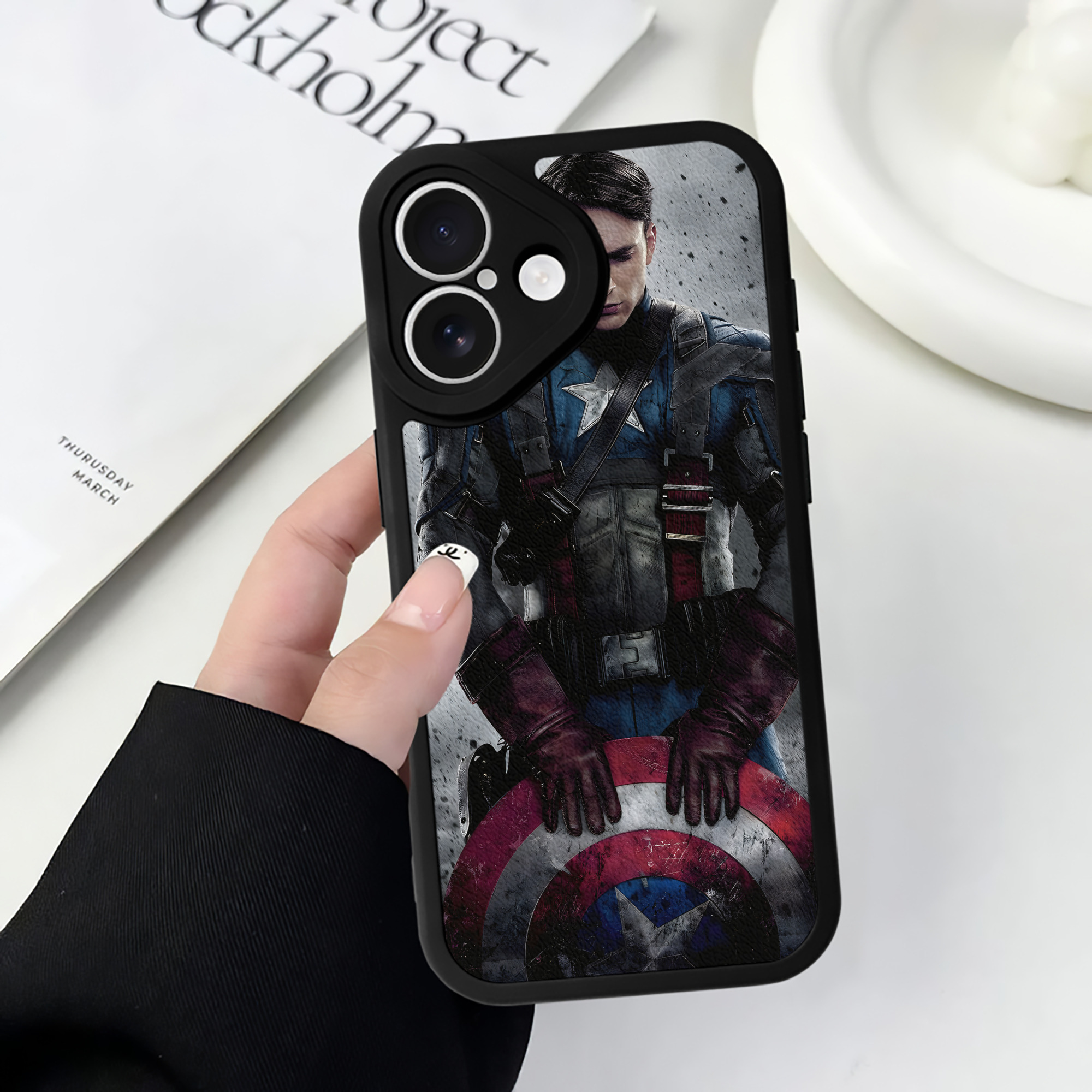 （画像用） アベンジャーズ The Avengers 【iPhone 16シリーズ対応】シリコンスマホケース（レザー調） 材質：シリコン